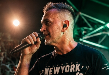 Glasbeni gost med nastopom na dogodku