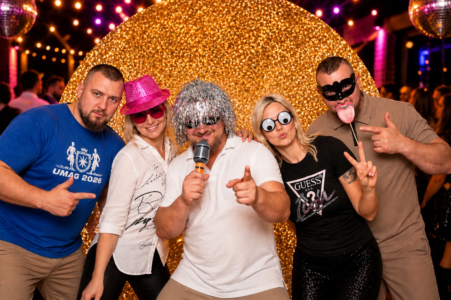 Gostje pri MOMENTO photoboothu z rekviziti